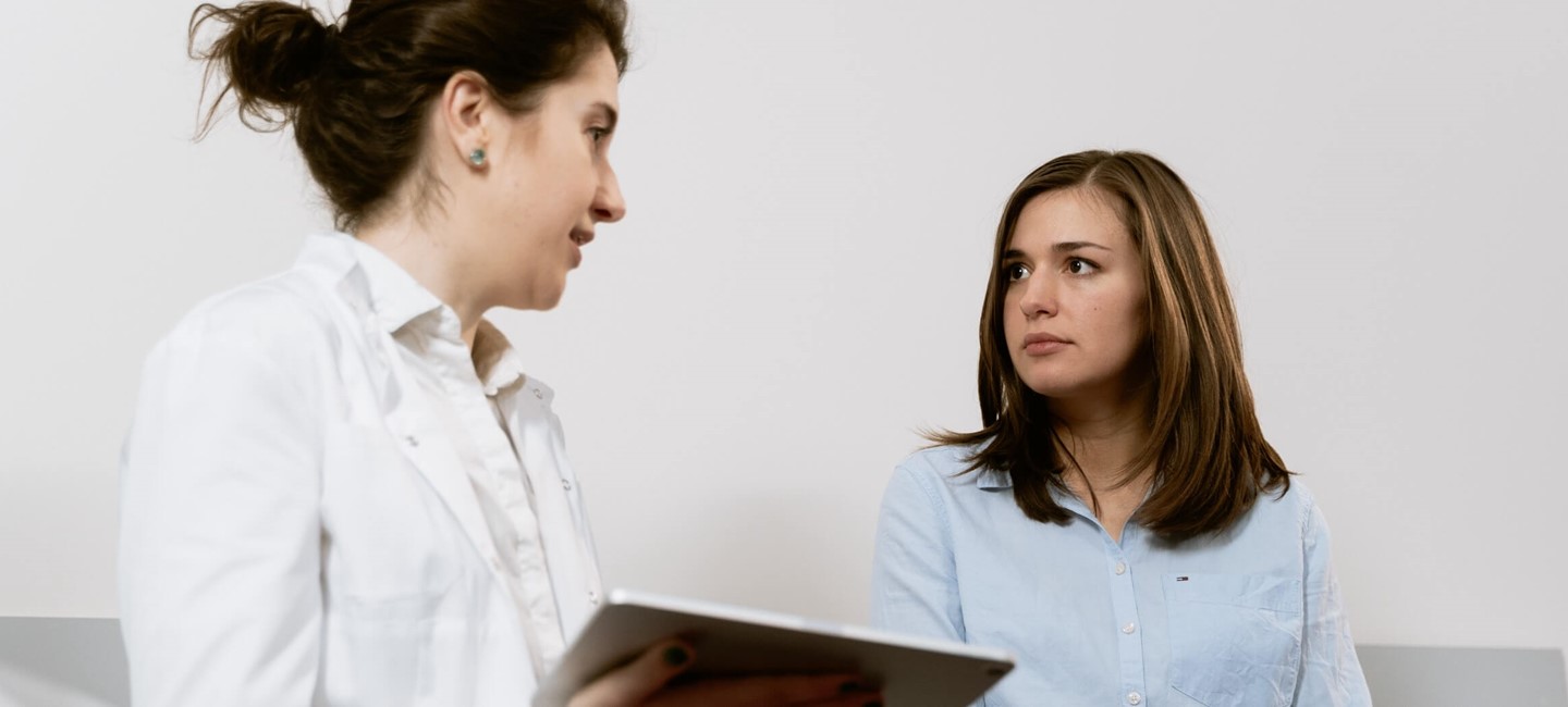 NB Migraine Interview Pablo Irimia_BANNER_NPS-TPE-NP-00400_1150x500.jpg Doctor and patient having a conversation